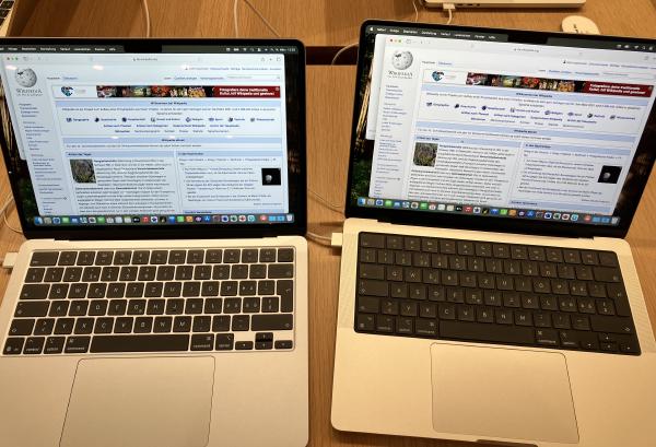 MacBook Air (left) vs. MacBook Pro (right) MacBook Air (left) vs. MacBook Pro (right)